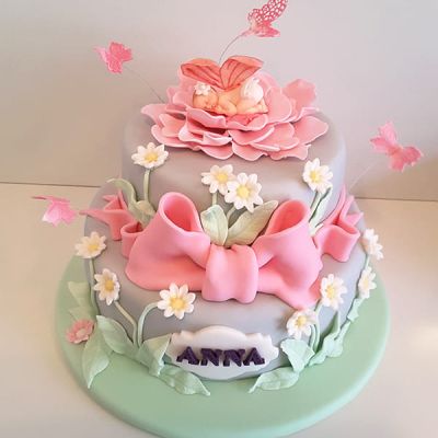 Tauftorte mit Blumen und Baby-Elfe