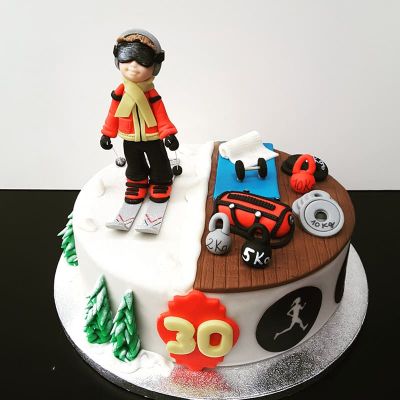 Motivtorte mit Skifahrer und Trainingsgeräten