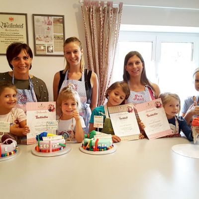 M&uuml;tter und Kinder gestalten Schulstarttorten