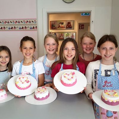 Kleine Torte mit Fondant eindecken mit Herz dekorieren im Kinderbackkurs