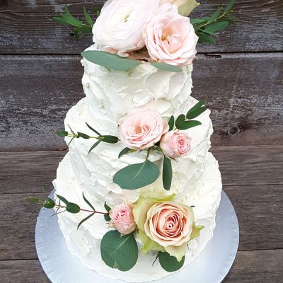 Rosen auf weisser dreistöckiger Torte