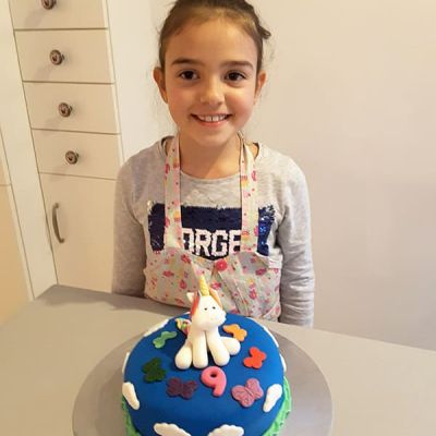 Mädchen mit Einhorntorte