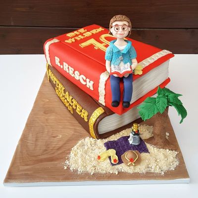 70er Geburtstagstorte mit Büchern und Oma