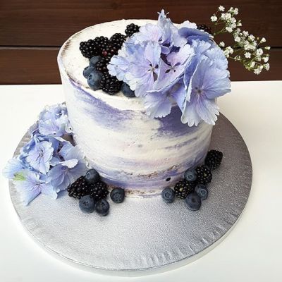 Naked Cake mit Blaubeeren und Brombeeren