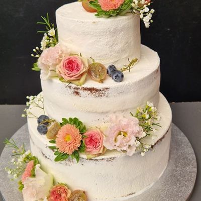 3-stöckiger Naked Cake mit Blumen als Hochzeitstorte