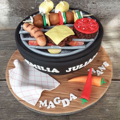 Griller-Namenstorte mit modelliertem Fleisch, Käse undTomaten