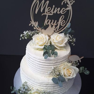 Tauftorte mit weissen Rosen und Holzschild