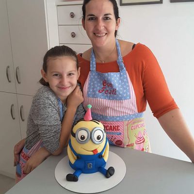 Gemeinsam Backen – Mutter und Tochter backen Miniontorte