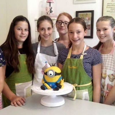 Backparty als Teenie-Geburtstagsfeier mit dem Backen einer Minion-Motivtorte bei Con Festi
