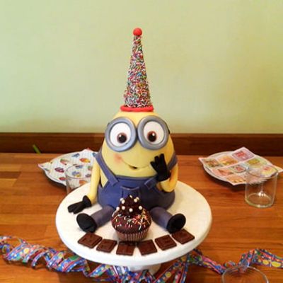 Kindergeburtstagsbackfeier mit einer Miniontorte und Cup Cakes