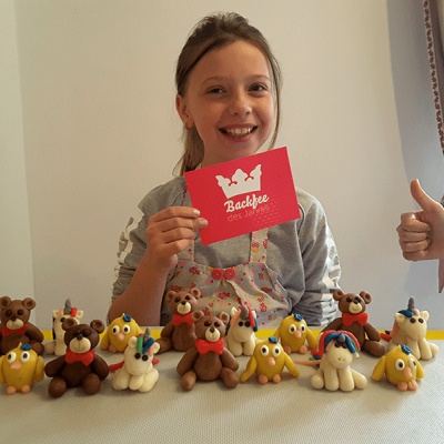 Geburtstagskind modelliert kleine Figuren bei ihrer Back-Geburtstagsparty