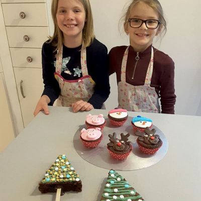Im Kinderbackkurs Tannenbaum und Cup Cakes im Winter- und Silvester-Design dekorieren