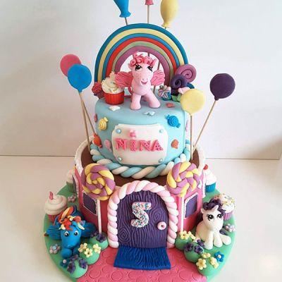 Torte mit Einhorn und Regenbogen