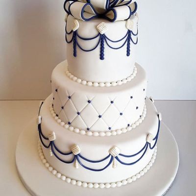 Mehrstöckige Hochzeitstorte in Blau und Weiss