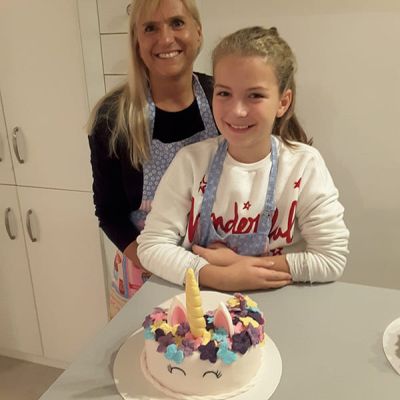 Mutter und Tochter backen Einhorntorte