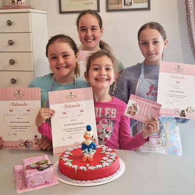 Freundinnen backen Donald Duck Torte