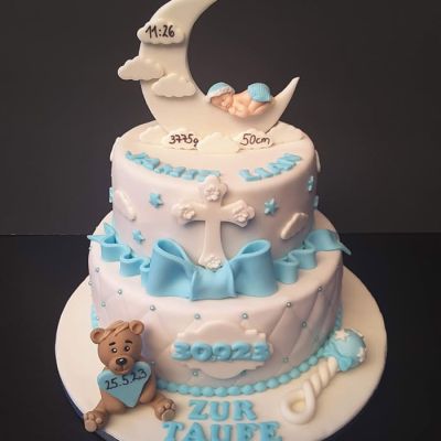Weisse Tauftorte mit Mond, Teddybär und blauer Schleife