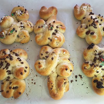 Backparty als Kindergeburtstag beim Backen eines Zopfs