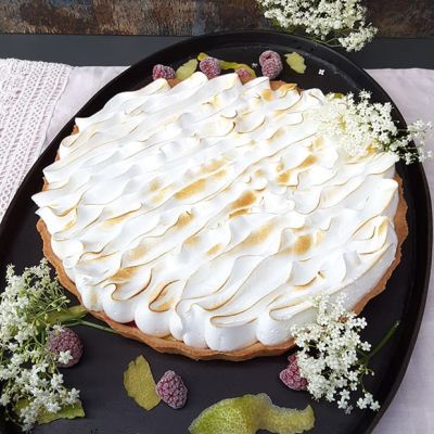 Tarte mit Baiser und Früchte Beeren Limone