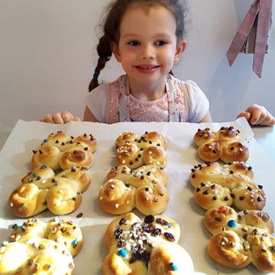 Kinder backen Hefezöpfe