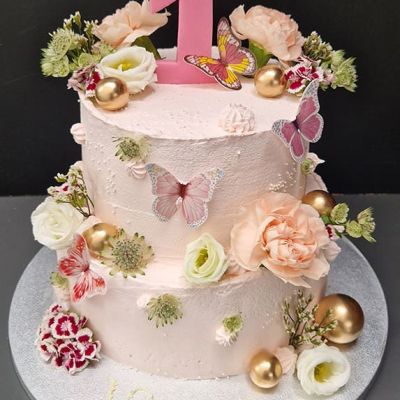 Geburtstagstorte zum 1. Geburtstag als Naked-Cake mit Creme in Rosa