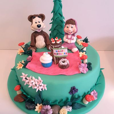 Geburtstagstorte mit Bär und Mädchen