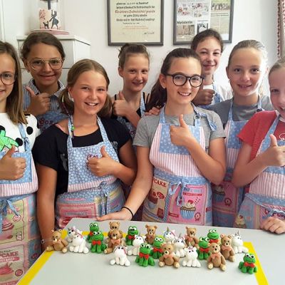 Modellieren von Einh&ouml;rnern, Fr&ouml;schen und Teddyb&auml;ren im Kinderbackkurs