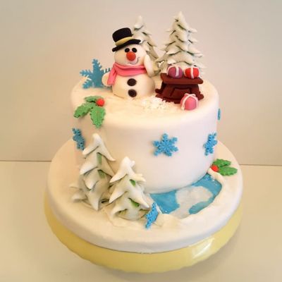 Torte dekorieren mit Winterthema und Schneemann