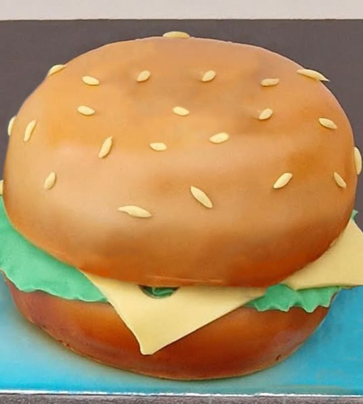 Is It Cake in Form eines Hamburgers