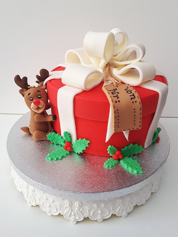 Torte dekorieren – Geschenk mit modelliertem Rentier