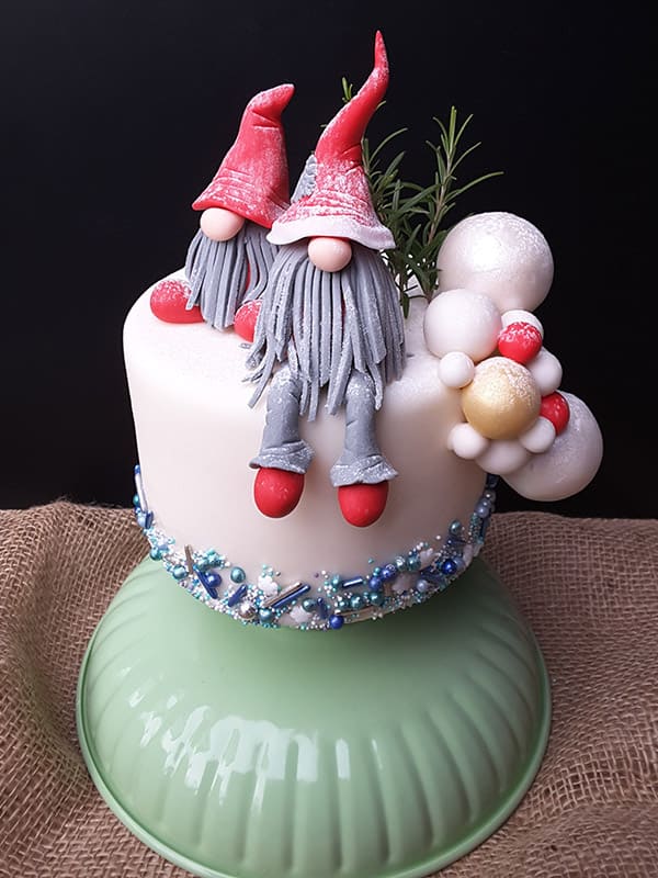 Torte dekorieren mit Wichtel und Glitzer Thema Winter Weihnachten
